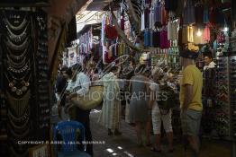 Image du Maroc Professionnelle de  Dans cette ancienne rue de la Rahba des Attarines (épiciers) au souk Semmarine de Marrakech, on trouve une multitudes d’épices ainsi que d’autres produits que l’on utilise pour la décoration des plats ou des paniers pour les grandes fêtes. Dans ces lieus on éprouve de l’admiration pour ces produits de l’artisanats du Maroc, le 3 Mai 2015.  (Photo / Abdeljalil Bounhar) 